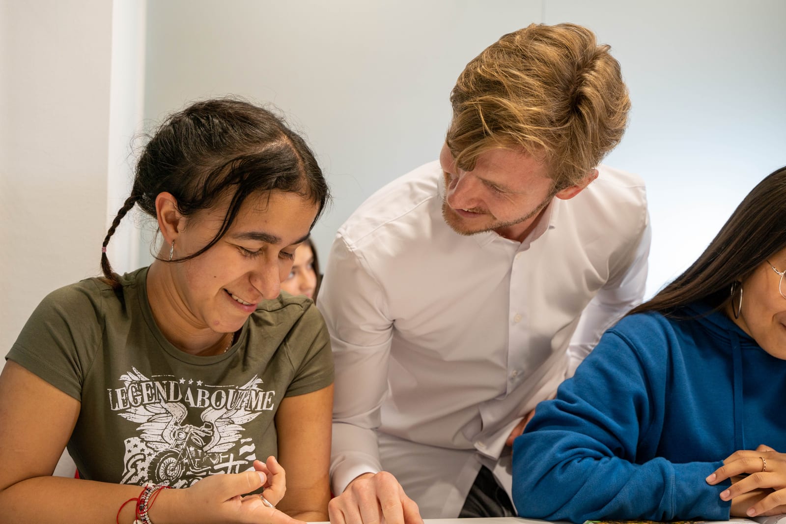 Profesor Daniel ayudando estudiantes secundaria inglés La Vaguada Madrid