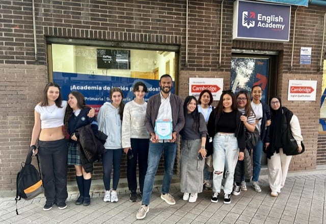 Profesor JP con estudiantes y certificados Cambridge Impulse English La Vaguada Madrid