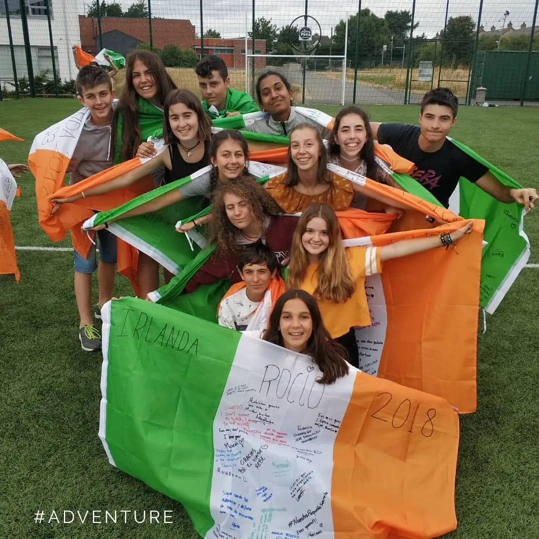 Actividad del programa en Irlanda Estudiantes de Impulse English en una actividad del programa de inmersión en Irlanda