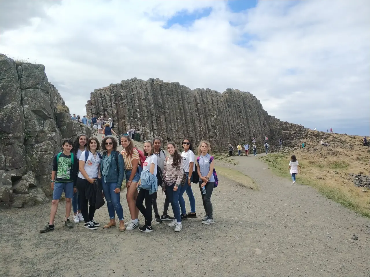 Excursión a la Calzada del Gigante Grupo de alumnos de Impulse English en la Calzada del Gigante durante el viaje a Irlanda