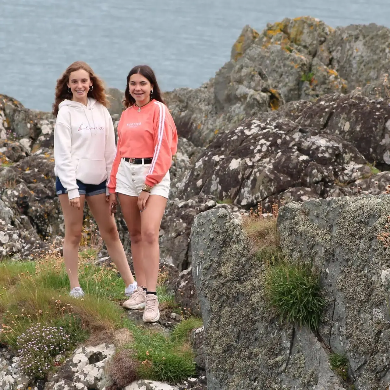 Excursión a la costa irlandesa Dos alumnas de Impulse English en los acantilados de la costa irlandesa