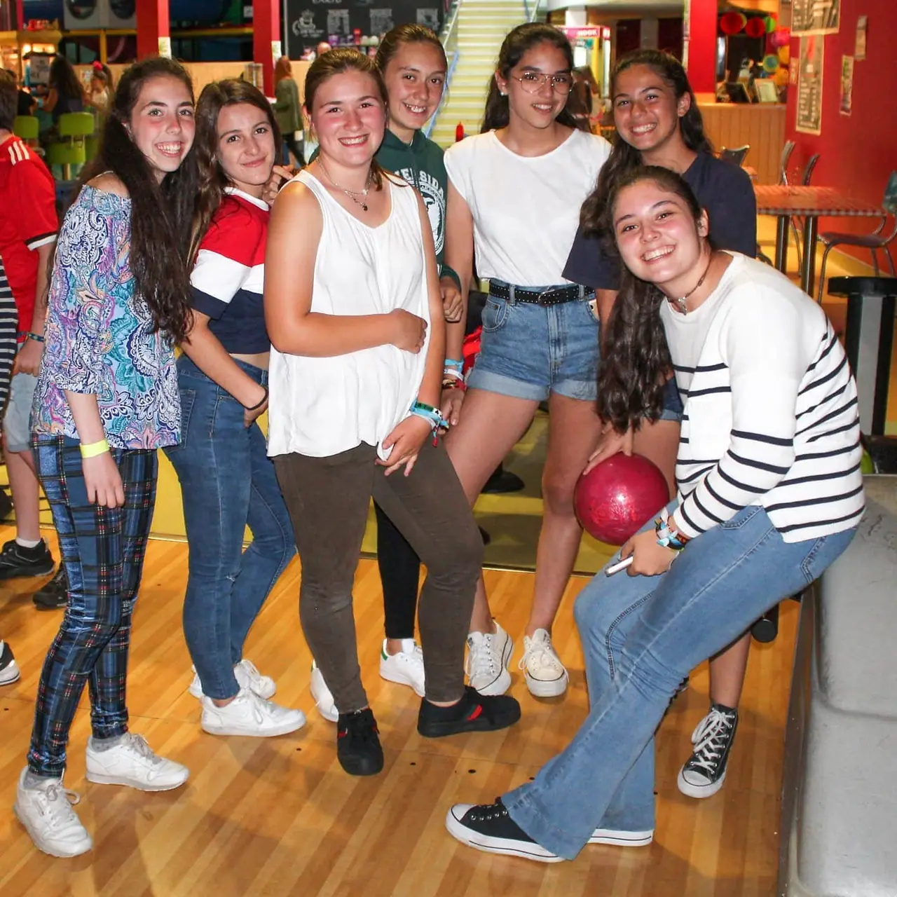Grupo de alumnas de Impulse English en la bolera durante una actividad de tarde en Irlanda