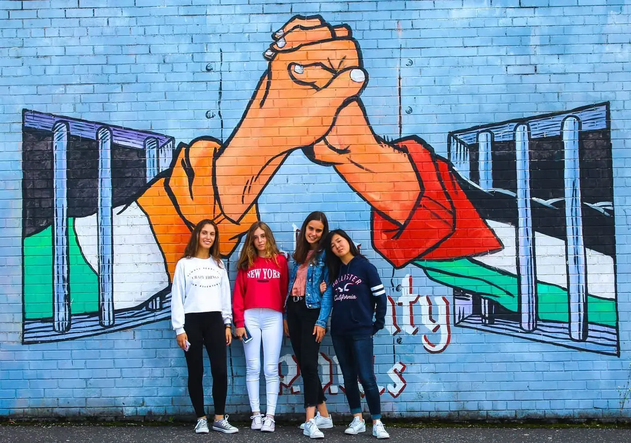 Estudiantes españoles de Impulse English en Irlanda con sus monitores