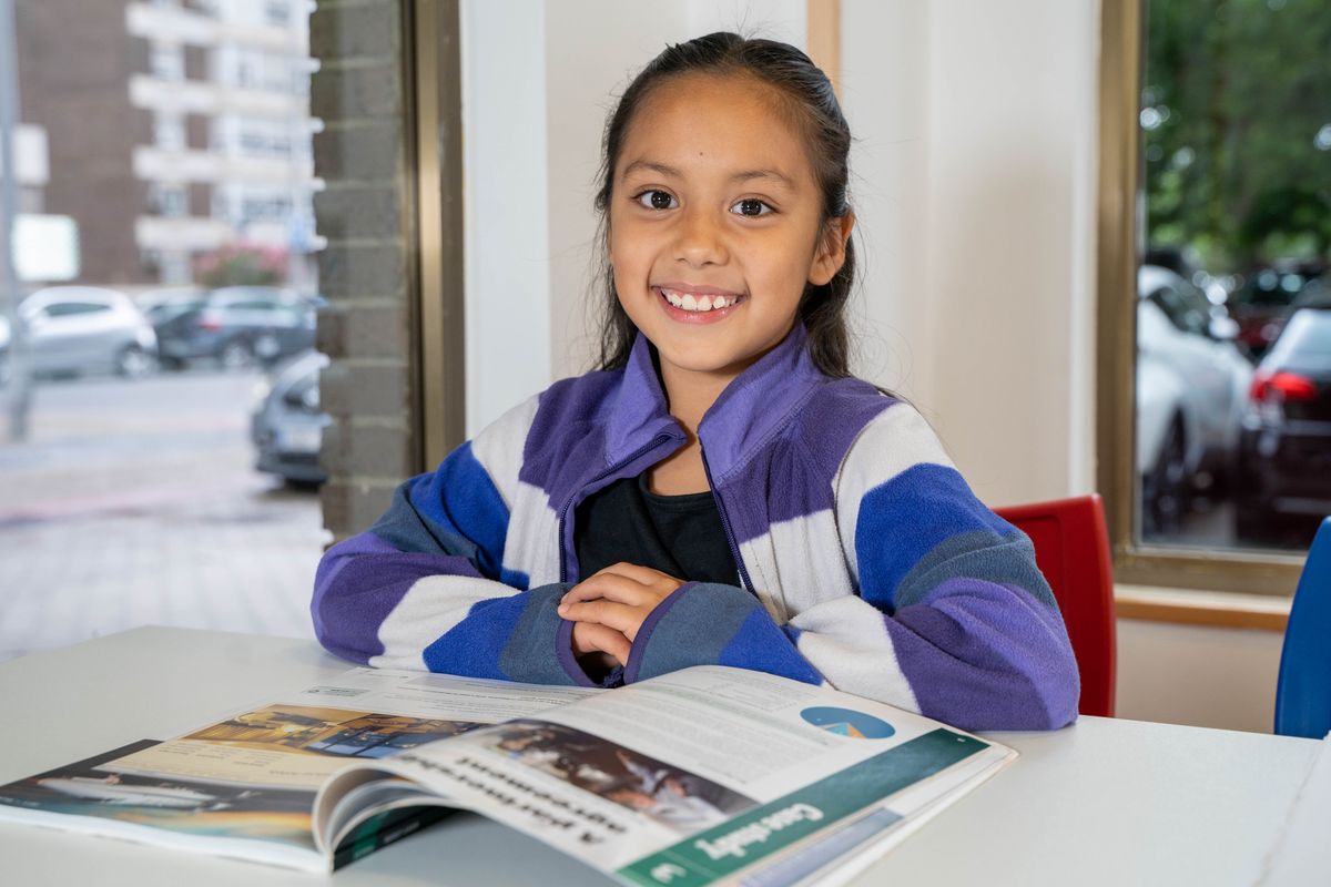Estudiantes de primaria sonriendo en clase de inglés - Impulse English Academy
