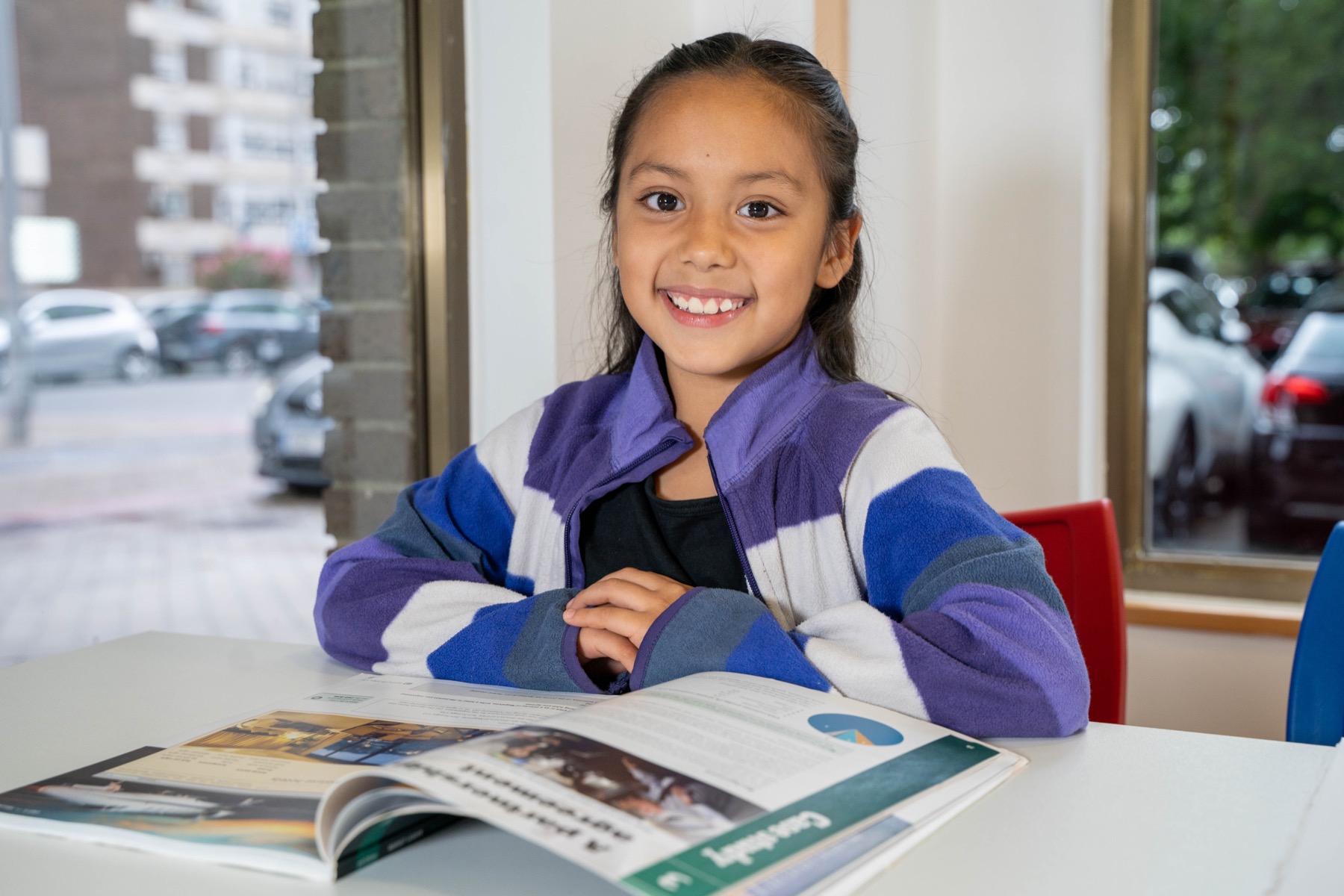 Estudiantes de primaria sonriendo en clase de inglés - Impulse English Academy